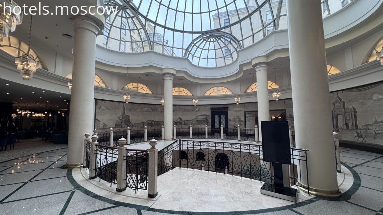 Холл под стеклянным куполом отеля «Сафмар Грандъ Москва».
