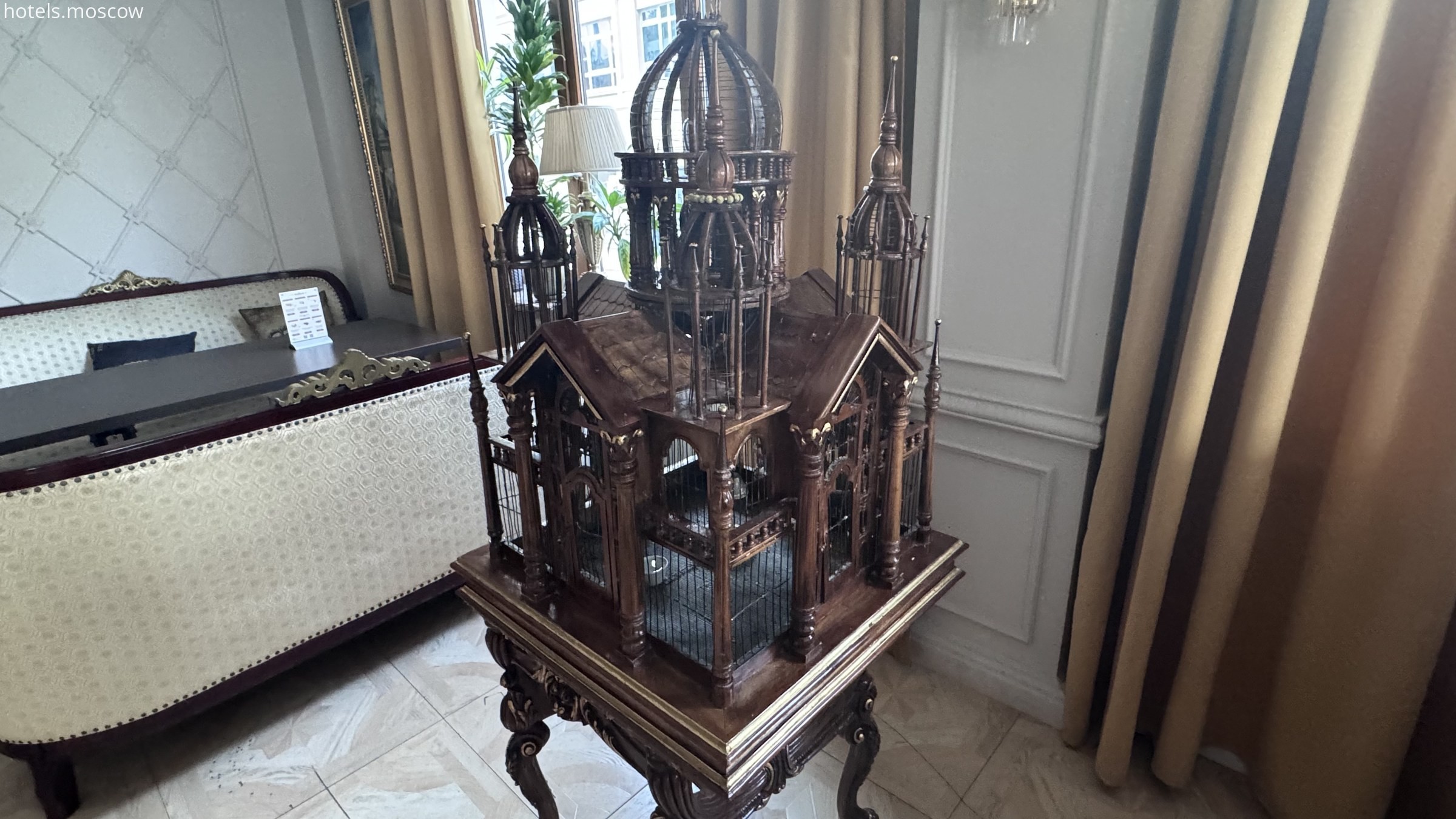 Декоративная клетка с башенками в холле