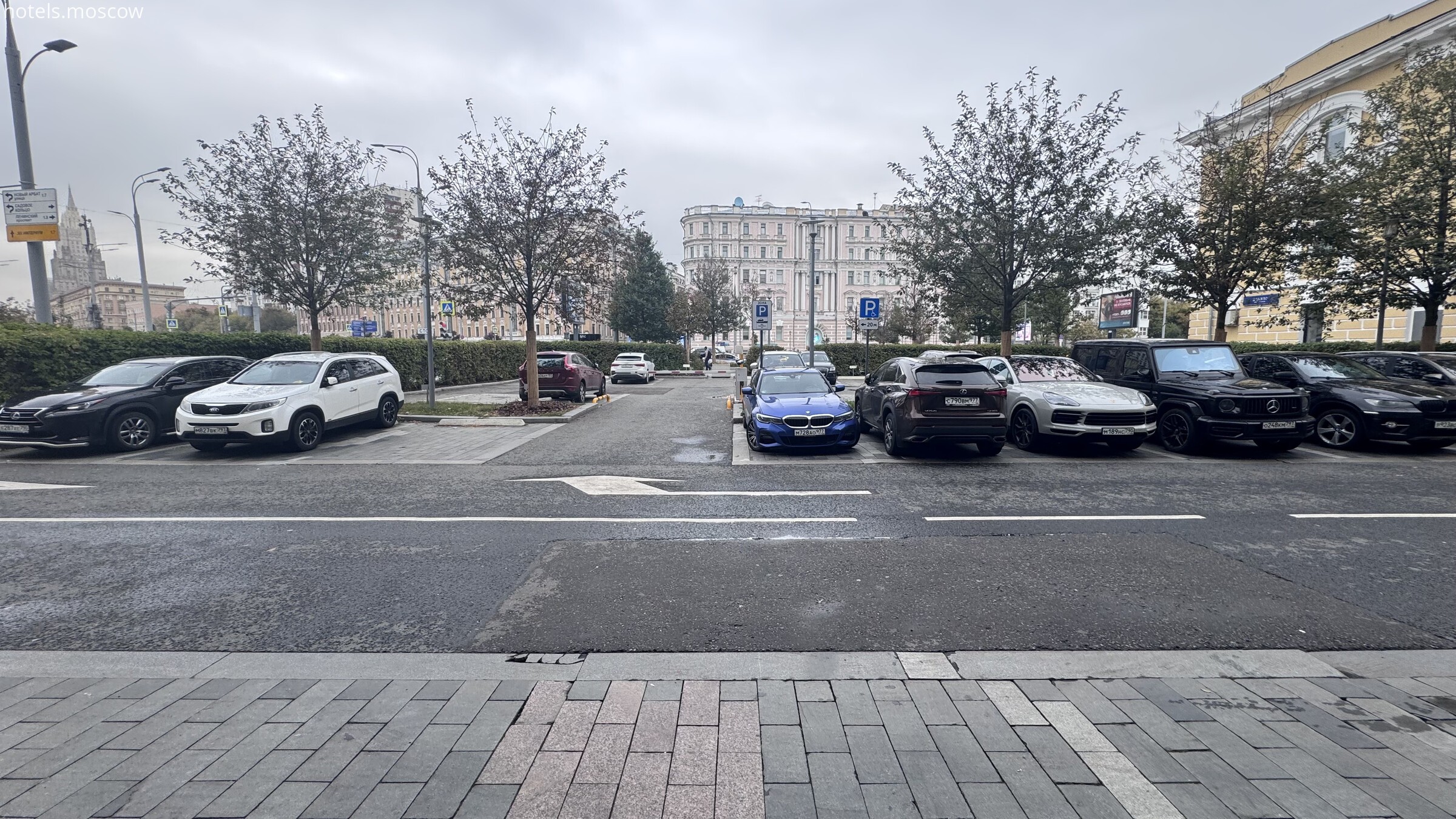 Автомобили и городские здания напротив отеля